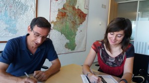 Ignacio Gil, Director General de Desarrollo Rural, y Maite Iturre Presidenta de Cederna Garalur, en la firma del Convenio